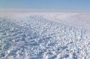 Определена скорость таяния ледника в восточной Антарктиде По данным австралийских ученых из Государственного объединения научных и прикладных исследований, таяние шельфового ледника Денман происходит со скоростью 70,8 млрд тонн льда в год