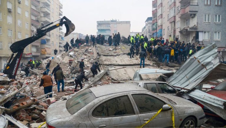 Эксперты объяснили, почему при землетрясении в Турции разрушались дома