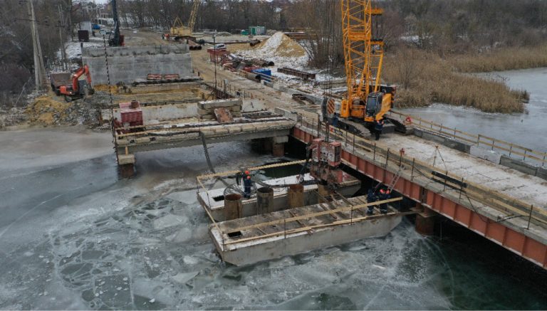 В Ростове-на-Дону продолжается строительство моста через водохранилище Ростовское море