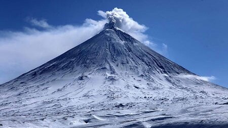 Извержение вулкана Ключевской продолжается