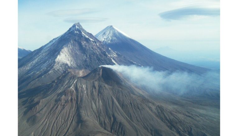 Ключевской вулкан спровоцировал почти 60 % извержений вулкана Безымянный