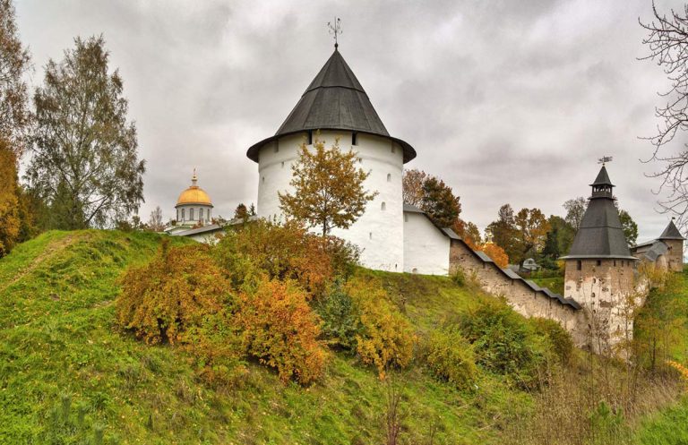 Геологи выявили подтопление и просадку грунта на территории Псково-Печерского монастыря