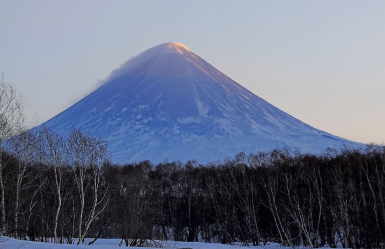 Извержение бокового прорыва на Ключевском вулкане ослабло