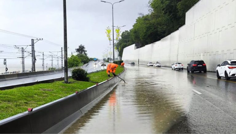 В Сочи результатом ливневых дождей стало подтопление дорог